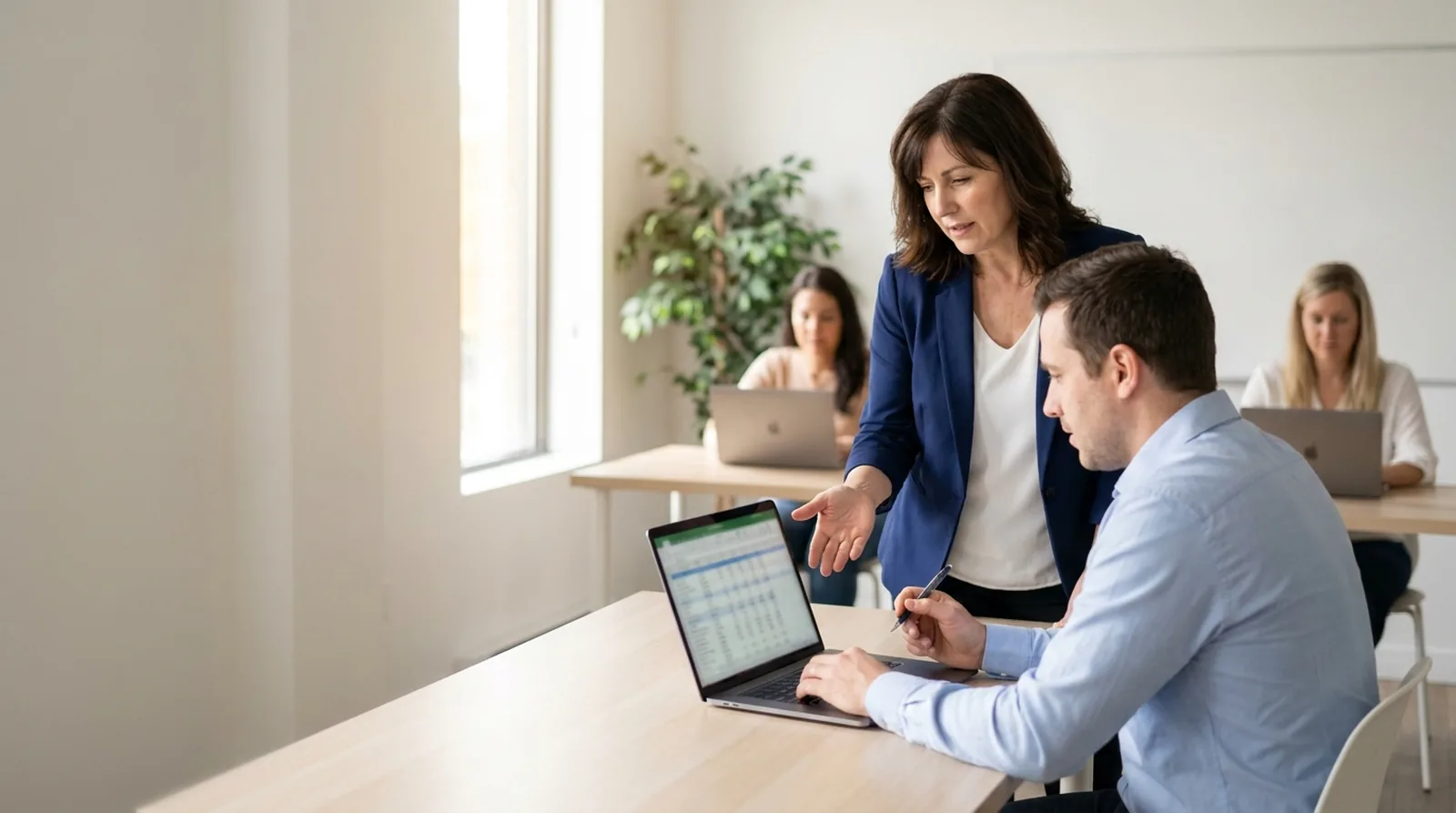 Une formatrice de l'ESIDEM accompagne un professionnel en formation à son poste de travail